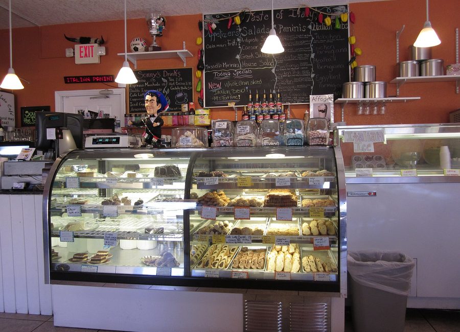 Etalase es krim di outlet pertama